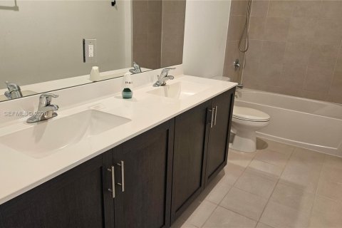 Casa en venta en Homestead, Florida, 5 dormitorios, 269.88 m2 № 1997479 - foto 19