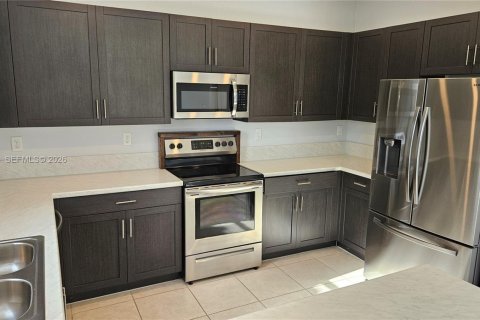 Casa en venta en Homestead, Florida, 5 dormitorios, 269.88 m2 № 1997479 - foto 9