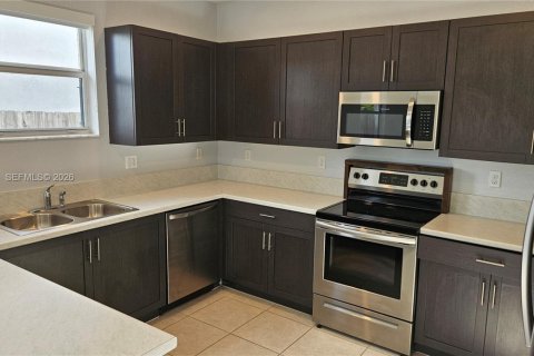 Casa en venta en Homestead, Florida, 5 dormitorios, 269.88 m2 № 1997479 - foto 10