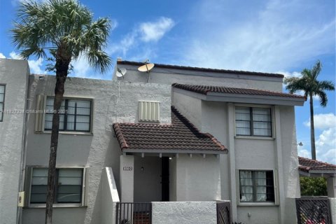 Condo in Miami, Florida, 3 bedrooms  № 1798806 - photo 1