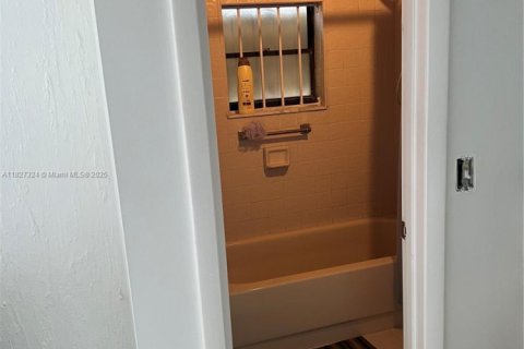 Condo in Miami, Florida, 3 bedrooms  № 1798806 - photo 17