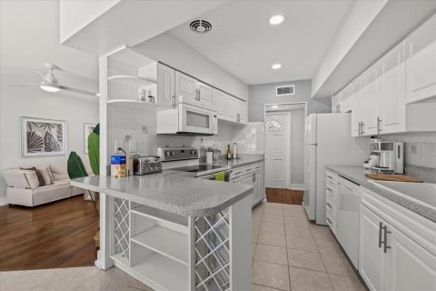 House in Tampa, Florida 3 bedrooms, 117.06 sq.m. № 1572640 - photo 8