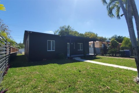 Снять в аренду виллу или дом в Майами, Флорида 3 спальни, 138.42м2, № 2005529 - фото 2