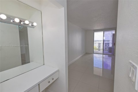 Condominio en venta en North Miami Beach, Florida, 1 dormitorio, 73.58 m2 № 2081844 - foto 20