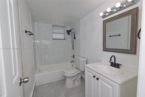 Condominio en venta en North Miami Beach, Florida, 1 dormitorio, 73.58 m2 № 2081844 - foto 19