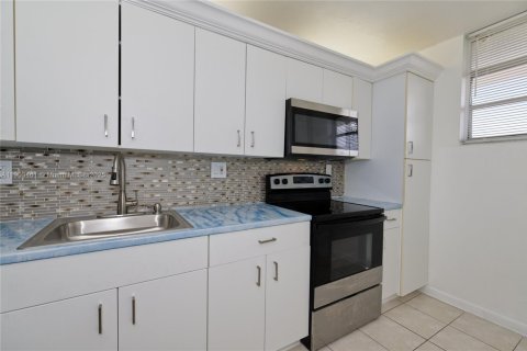 Condominio en venta en North Miami Beach, Florida, 1 dormitorio, 73.58 m2 № 2081844 - foto 5