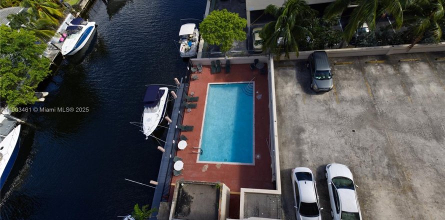 Condominio en North Miami Beach, Florida, 1 dormitorio  № 2081844
