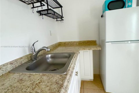 Commercial property in Miami, Florida 1 bedroom, 156.45 sq.m. № 1943463 - photo 4