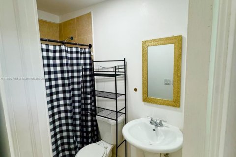 Commercial property in Miami, Florida 1 bedroom, 156.45 sq.m. № 1943463 - photo 10