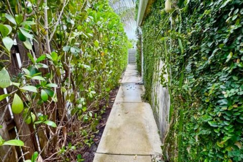 Commercial property in Miami, Florida 1 bedroom, 156.45 sq.m. № 1943463 - photo 1