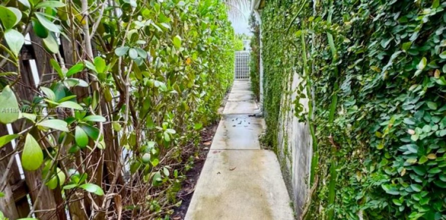 Commercial property in Miami, Florida 1 bedroom, 156.45 sq.m. № 1943463