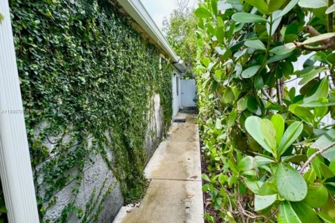 Commercial property in Miami, Florida 1 bedroom, 156.45 sq.m. № 1943463 - photo 2