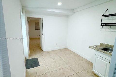 Commercial property in Miami, Florida 1 bedroom, 156.45 sq.m. № 1943463 - photo 6