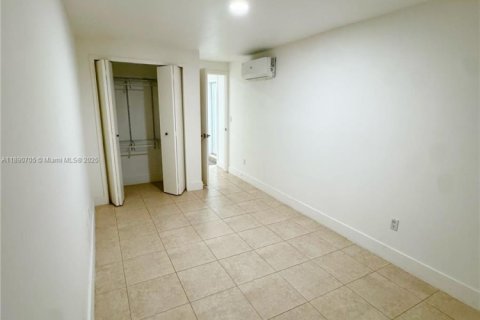 Commercial property in Miami, Florida 1 bedroom, 156.45 sq.m. № 1943463 - photo 5