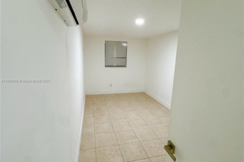 Commercial property in Miami, Florida 1 bedroom, 156.45 sq.m. № 1943463 - photo 12
