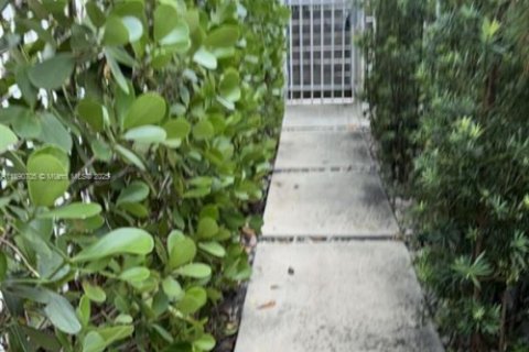 Commercial property in Miami, Florida 1 bedroom, 156.45 sq.m. № 1943463 - photo 16