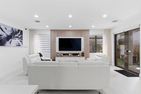 House in Miami, Florida 4 bedrooms, 224.08 sq.m. № 2042322 - photo 9