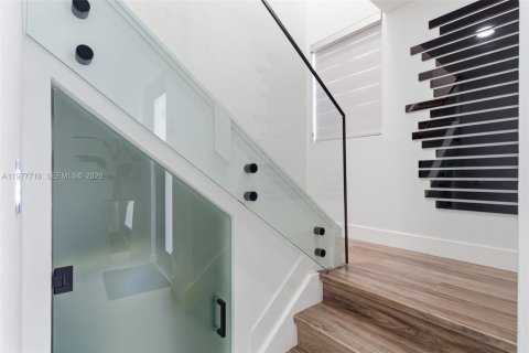 House in Miami, Florida 4 bedrooms, 224.08 sq.m. № 2042322 - photo 18