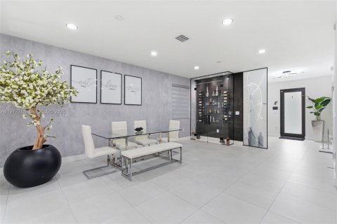 House in Miami, Florida 4 bedrooms, 224.08 sq.m. № 2042322 - photo 6