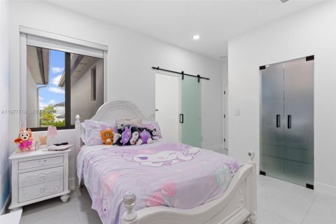 House in Miami, Florida 4 bedrooms, 224.08 sq.m. № 2042322 - photo 26
