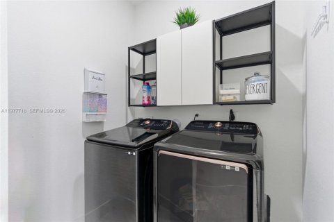 House in Miami, Florida 4 bedrooms, 224.08 sq.m. № 2042322 - photo 24