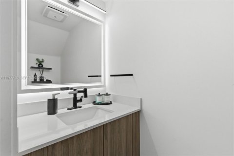 House in Miami, Florida 4 bedrooms, 224.08 sq.m. № 2042322 - photo 16