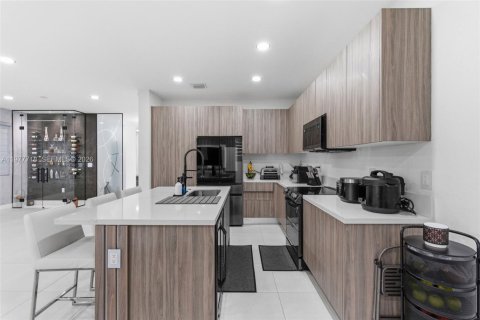 House in Miami, Florida 4 bedrooms, 224.08 sq.m. № 2042322 - photo 11