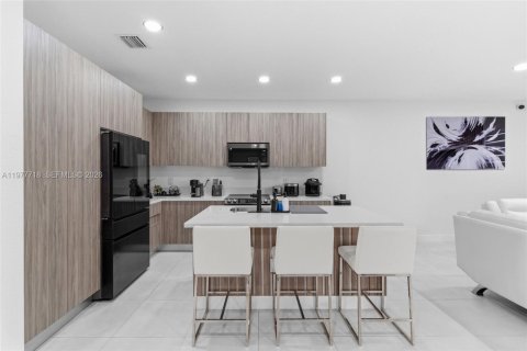 House in Miami, Florida 4 bedrooms, 224.08 sq.m. № 2042322 - photo 13