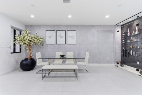 House in Miami, Florida 4 bedrooms, 224.08 sq.m. № 2042322 - photo 7