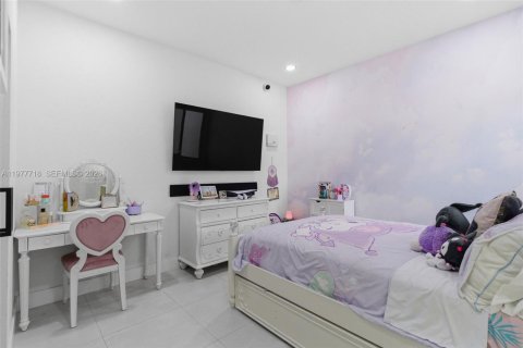 House in Miami, Florida 4 bedrooms, 224.08 sq.m. № 2042322 - photo 25