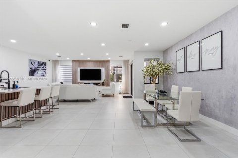 House in Miami, Florida 4 bedrooms, 224.08 sq.m. № 2042322 - photo 3