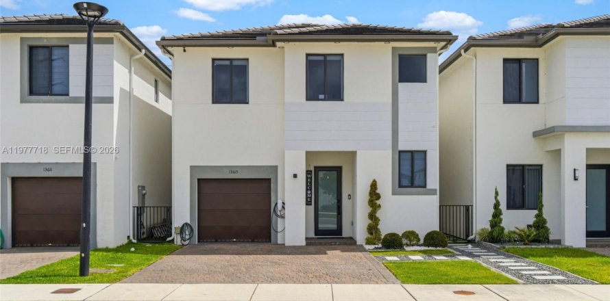 House in Miami, Florida 4 bedrooms, 224.08 sq.m. № 2042322