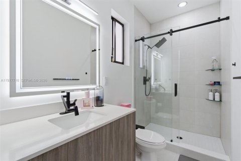 House in Miami, Florida 4 bedrooms, 224.08 sq.m. № 2042322 - photo 27