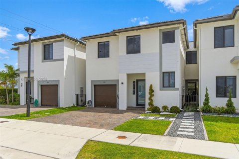 House in Miami, Florida 4 bedrooms, 224.08 sq.m. № 2042322 - photo 2