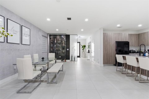 House in Miami, Florida 4 bedrooms, 224.08 sq.m. № 2042322 - photo 5