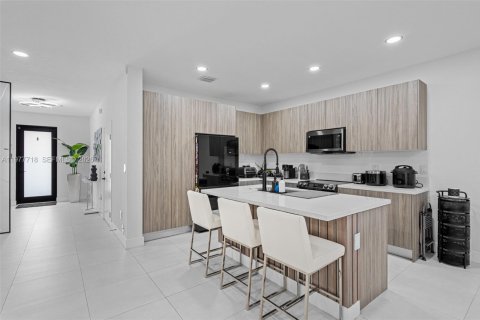 House in Miami, Florida 4 bedrooms, 224.08 sq.m. № 2042322 - photo 12