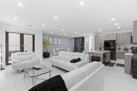 House in Miami, Florida 4 bedrooms, 224.08 sq.m. № 2042322 - photo 10