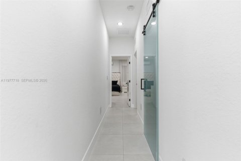 House in Miami, Florida 4 bedrooms, 224.08 sq.m. № 2042322 - photo 23