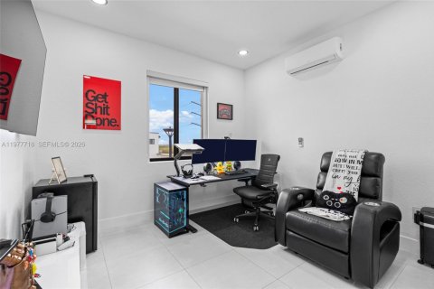 House in Miami, Florida 4 bedrooms, 224.08 sq.m. № 2042322 - photo 30