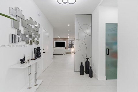 House in Miami, Florida 4 bedrooms, 224.08 sq.m. № 2042322 - photo 14