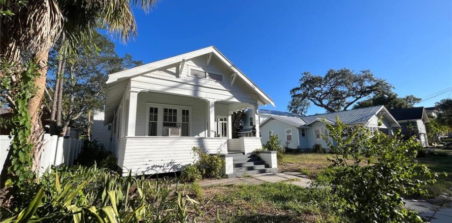 House in Tampa, Florida 4 bedrooms, 151.34 sq.m. № 1533778