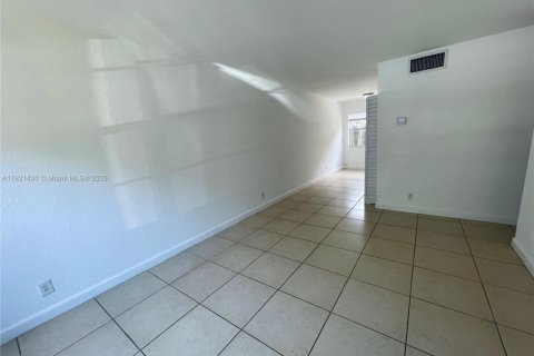 Townhouse in Plantation, Florida 2 bedrooms, 87.14 sq.m. № 2018989 - photo 2