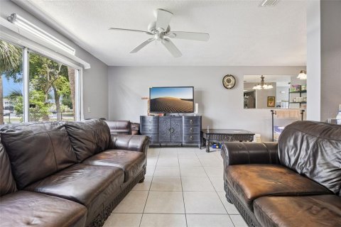 Townhouse in Kissimmee, Florida 2 bedrooms, 117.52 sq.m. № 2098060 - photo 6