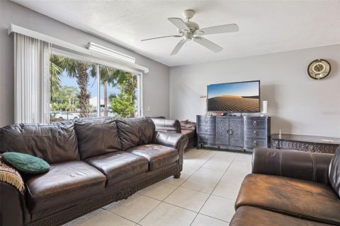 Townhouse in Kissimmee, Florida 2 bedrooms, 117.52 sq.m. № 2098060 - photo 5