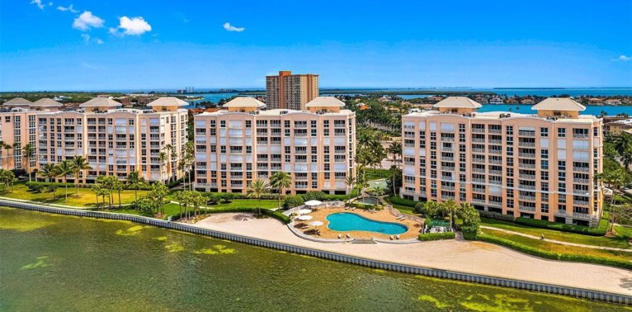 Condominio en Saint Petersburg, Florida, 3 dormitorios № 2102515