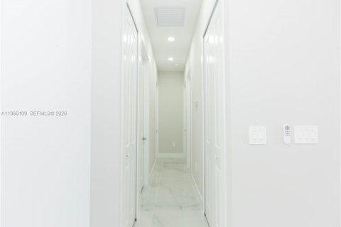 House in Lehigh Acres, Florida 3 bedrooms, 97.92 sq.m. № 2027893 - photo 7