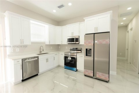 House in Lehigh Acres, Florida 3 bedrooms, 97.92 sq.m. № 2027893 - photo 5