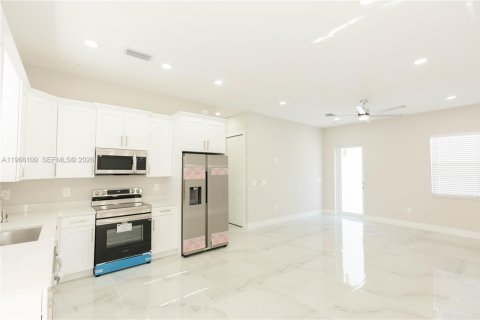 House in Lehigh Acres, Florida 3 bedrooms, 97.92 sq.m. № 2027893 - photo 6