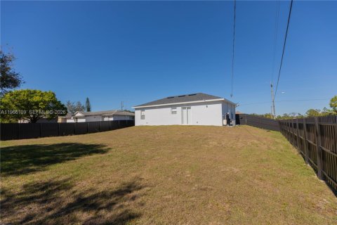 House in Lehigh Acres, Florida 3 bedrooms, 97.92 sq.m. № 2027893 - photo 24