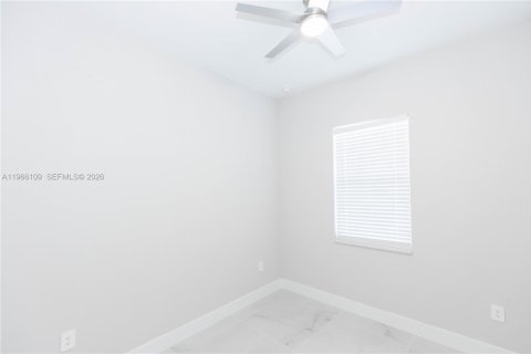 House in Lehigh Acres, Florida 3 bedrooms, 97.92 sq.m. № 2027893 - photo 17